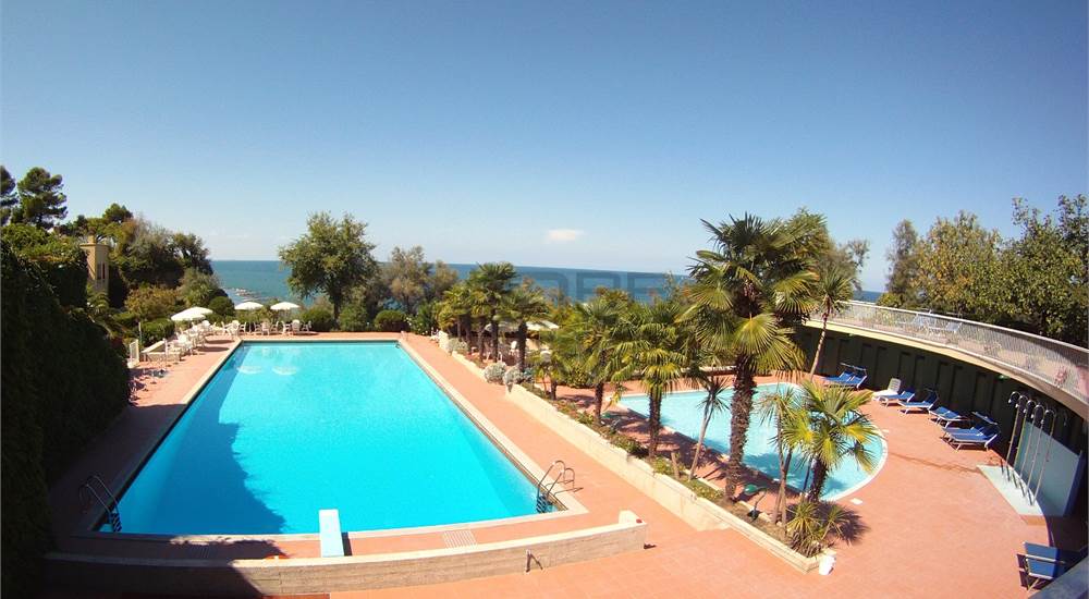 PISCINA BIMBI E ADULTI 