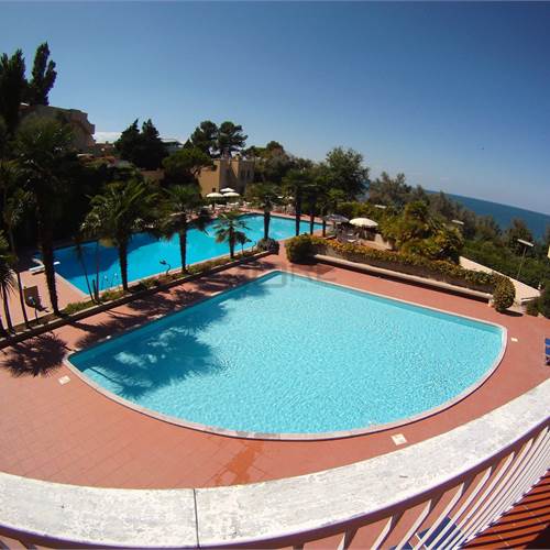 PARTI COMUNI: PISCINA GRANDE E PICCOLI