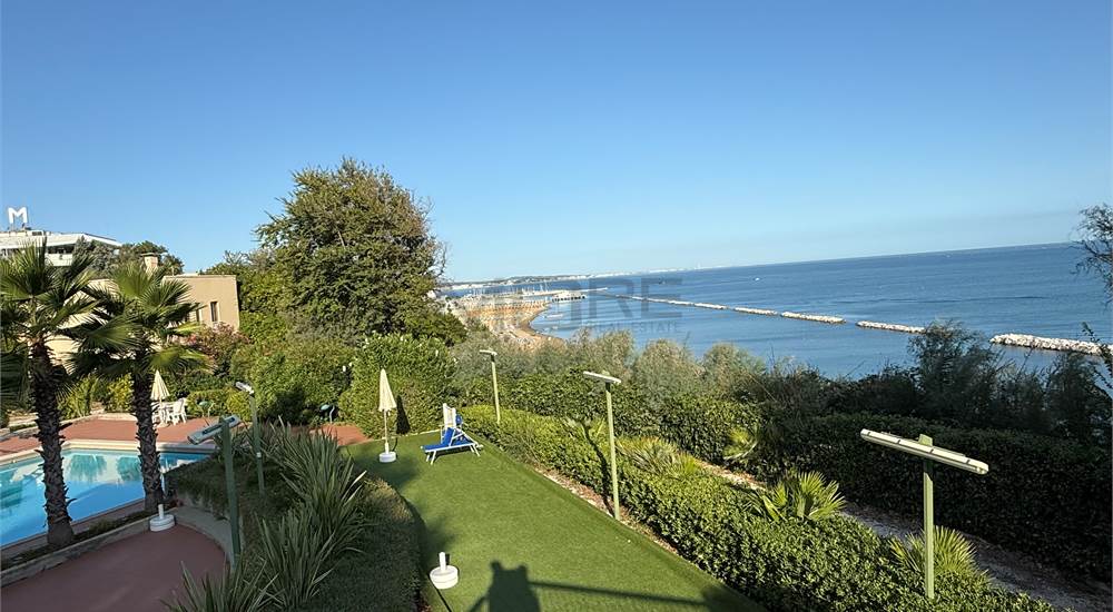 PARTI COMUN I AFFACCIO PISCINA 