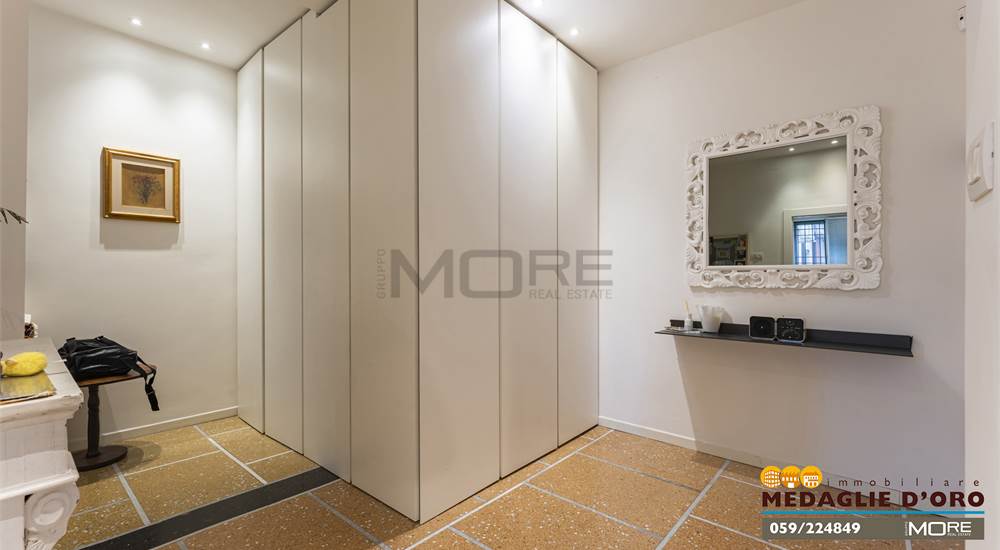 INGRESSO CON ARMADIO A MURO 