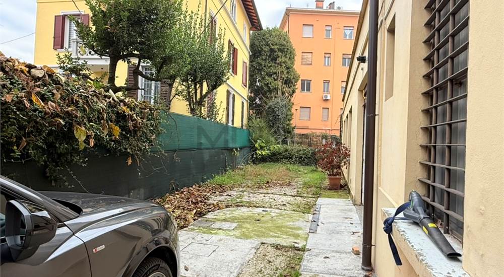 AREA CORTILIVA - POSTI AUTO 