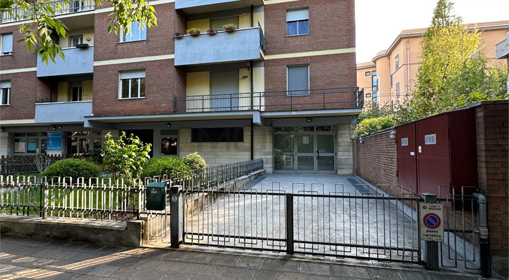 INGRESSO CON CORTILE PRIVATO 
