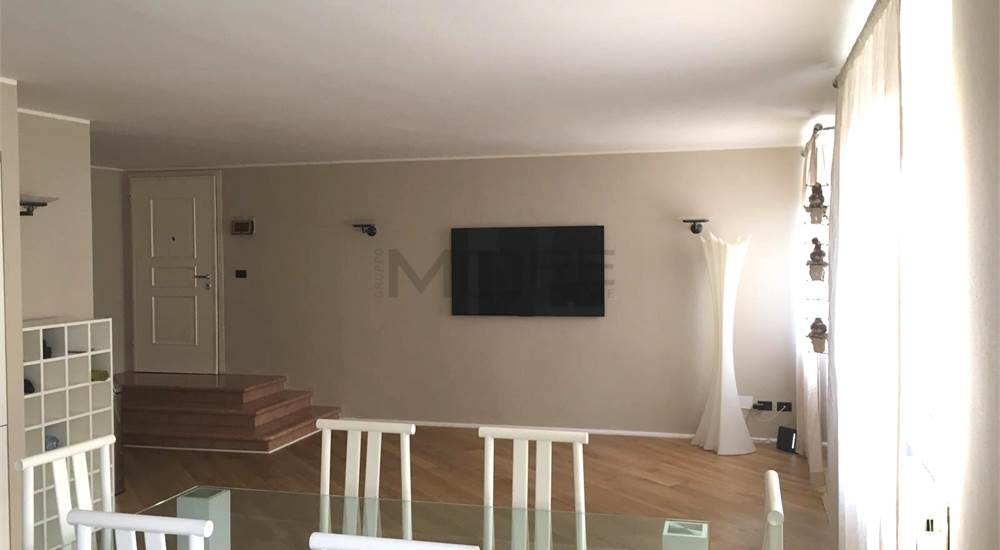 SOGGIORNO con tavolo e sedie grandi 