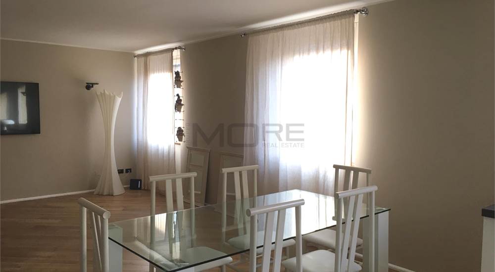 SOGGIORNO con tavolo e sedie grandi 