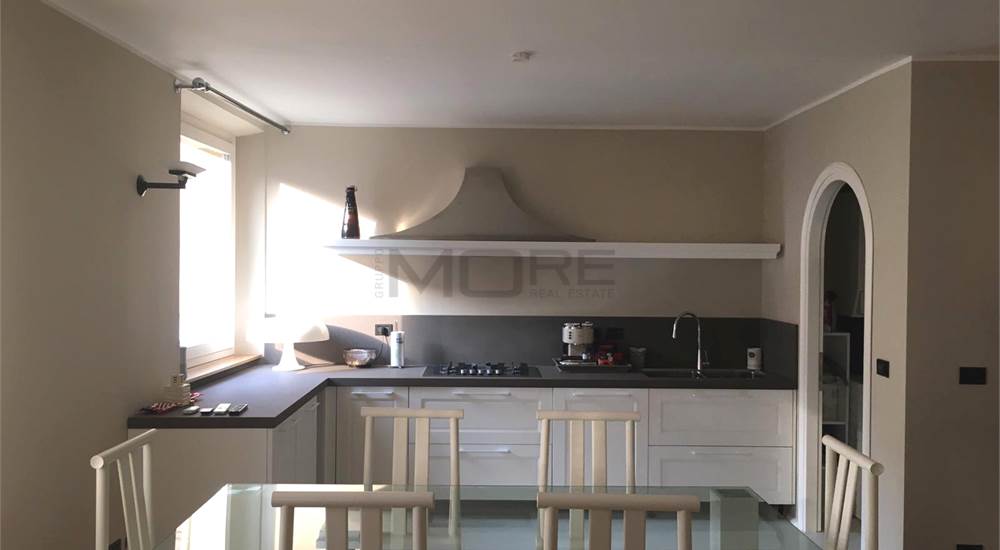 CUCINA, con tavolo e sedie grandi 