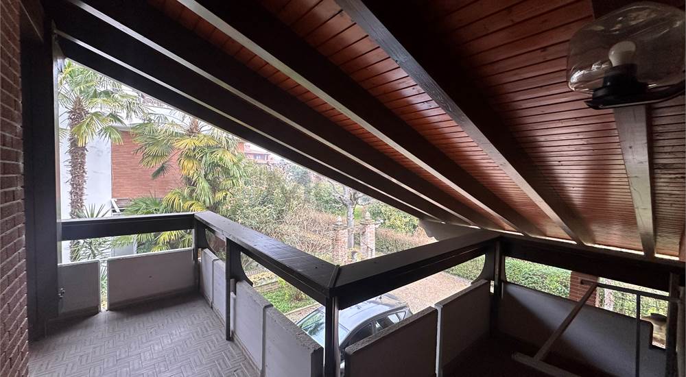 BALCONE AL PRIMOPIANO DISIMPEGNO