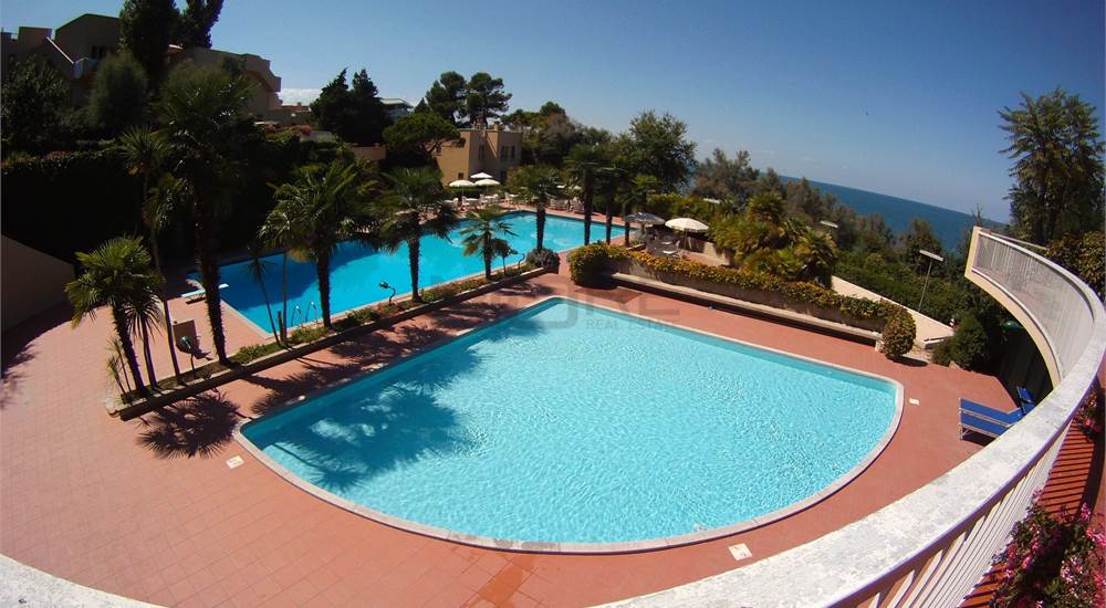 PARTI COMUNI: PISCINA GRANDE E PICCOLI